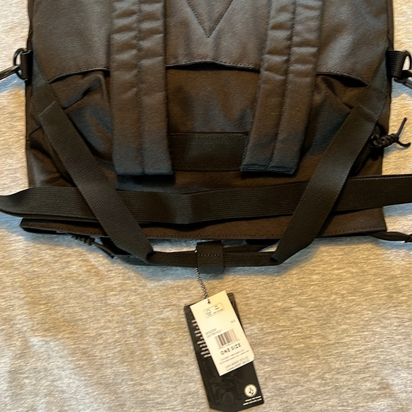 *NWT* Volcom Day Trip Backpack/Crossbody/Tote - Picture 4 of 8